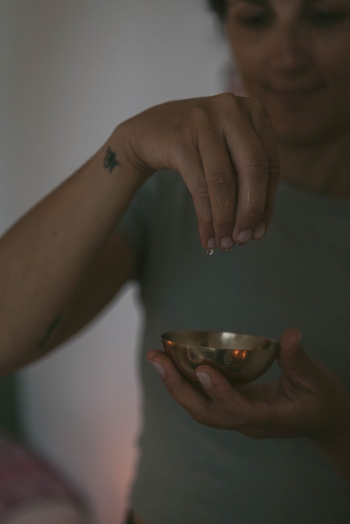 Huile de sésame chaude pour massage ayurvédique