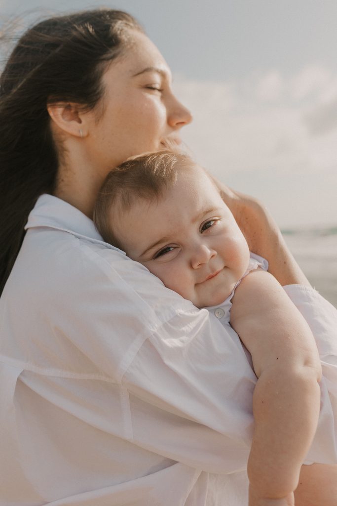 câlin bébé maman 